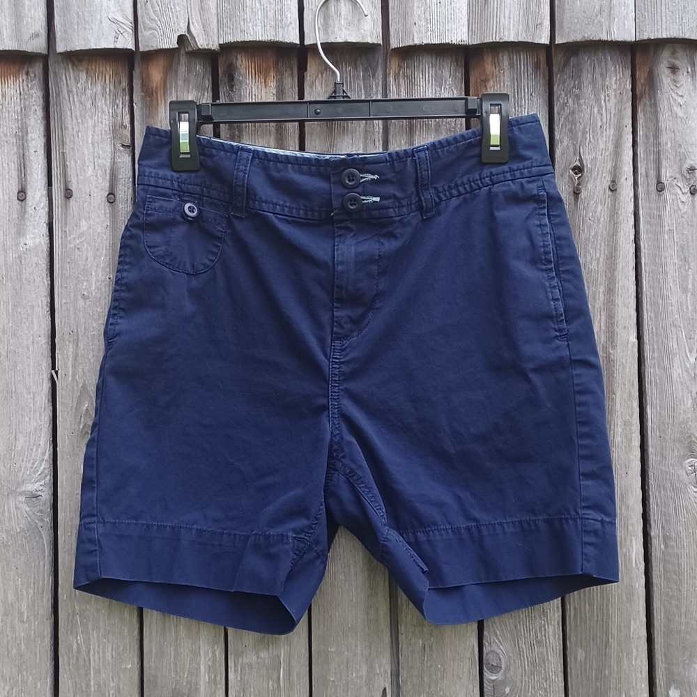 LL Bean favorite fit navy blue cotton straight fit Bermuda shorts Womens M